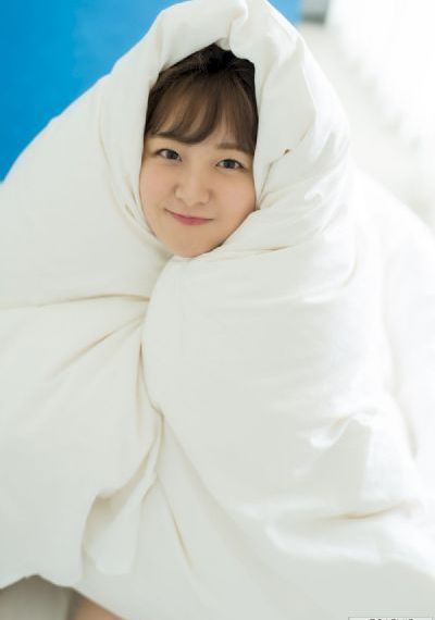 年轻母亲观看