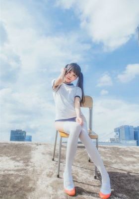 被闺蜜扒了内裤光着屁股打